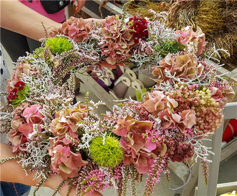 Workshop: Herbstkränze mit Hortensien, Heide und anderen, herbstliche Materialien 