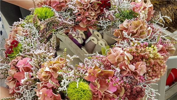 1. Workshop 9:30 Uhr: Herbstkränze mit Hortensien, Heide und anderen, herbstliche Materialien 