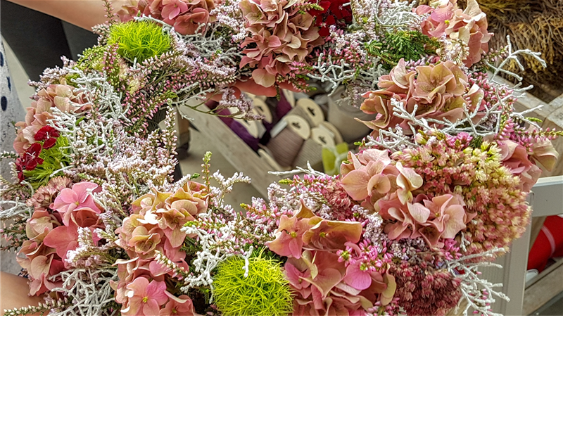 1. Workshop 9:30 Uhr: Herbstkränze mit Hortensien, Heide und anderen, herbstliche Materialien 