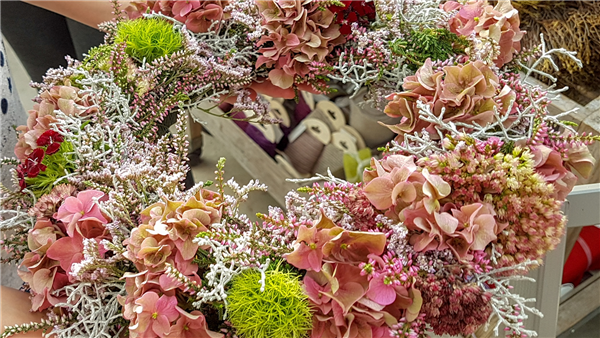 2. 12 Uhr Workshop: Herbstkränze mit Hortensien, Heide und anderen, herbstliche Materialien 