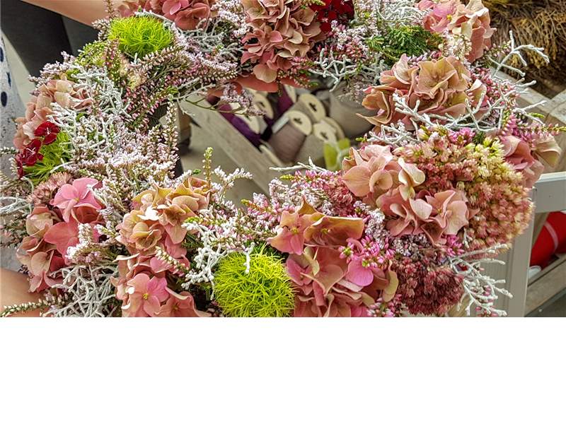 2. 12 Uhr Workshop: Herbstkränze mit Hortensien, Heide und anderen, herbstliche Materialien 